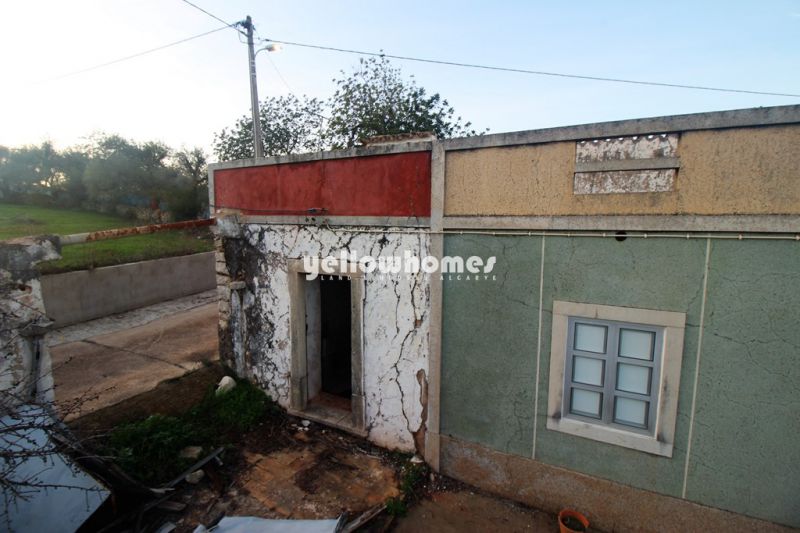 Espaçoso terreno com ruína e vista campo perto de Loule